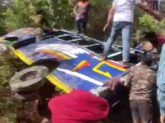 Rajouri Bus Accident: जम्मू-कश्मीर के राजौरी में सड़क से फिसलकर गहरी खाई में गिरी बस, एक की मौत और कई घायल