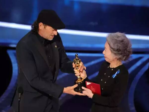 Youn Yuh jung announced Troy Kotsurs CODA Oscar win in sign language before sharing it with the crowd Oscar 2022 : 'कोडा' ठरला सर्वोत्कृष्ट चित्रपट, ऑक्सर पुरस्कार सोहळ्यात मिळाले स्टँडिंग ओव्हेशन