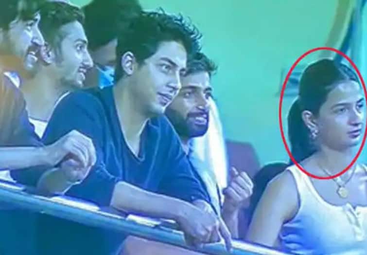 IPL 2022: shahrukh khan son aryan khan spotted with a myster girl know who is she in first match of KKR vs CSK IPL 2022:  IPL મેચમાં શાહરૂખના દીકરા સાથે આવેલી આ બ્યુટીફુલ છોકરી કોણ ? ડ્રગ્સ કૌભાંડ સાથે છે કનેક્શન ?
