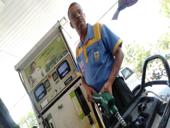 Indore News: इंदौर में हर रोज  Petrol-Diesel के दाम बढ़ने से जनता परेशान, जानिए क्या हैं लोगों की प्रतिक्रियाएं