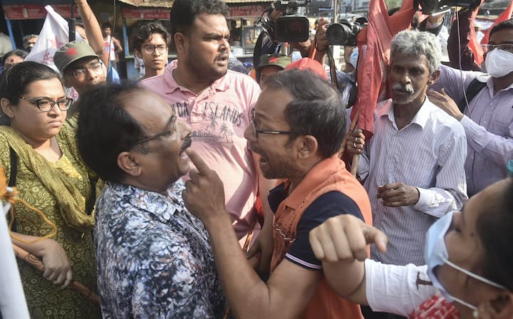 পুলিশের সঙ্গেও হাতাহাতিতে জড়িয়ে পড়েন এক ধর্মঘট সমর্থনকারী। পরে তাঁকে টেনে হিঁচড়ে নিয়ে যায় পুলিশ।