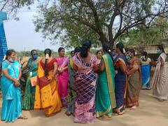 முடிவெட்டச் சொன்ன ஆசிரியர்.. கும்பலைக் கூட்டிச் சென்று மிரட்டிய மாணவர்.. கரூரில் பரபரப்பு!