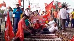 Bharat Bandh: শ্যামনগরের চৌরঙ্গি মোড়ে ঘোষপাড়া রোড অবরোধ বাম কর্মী, সমর্থকদের ।Bangla News