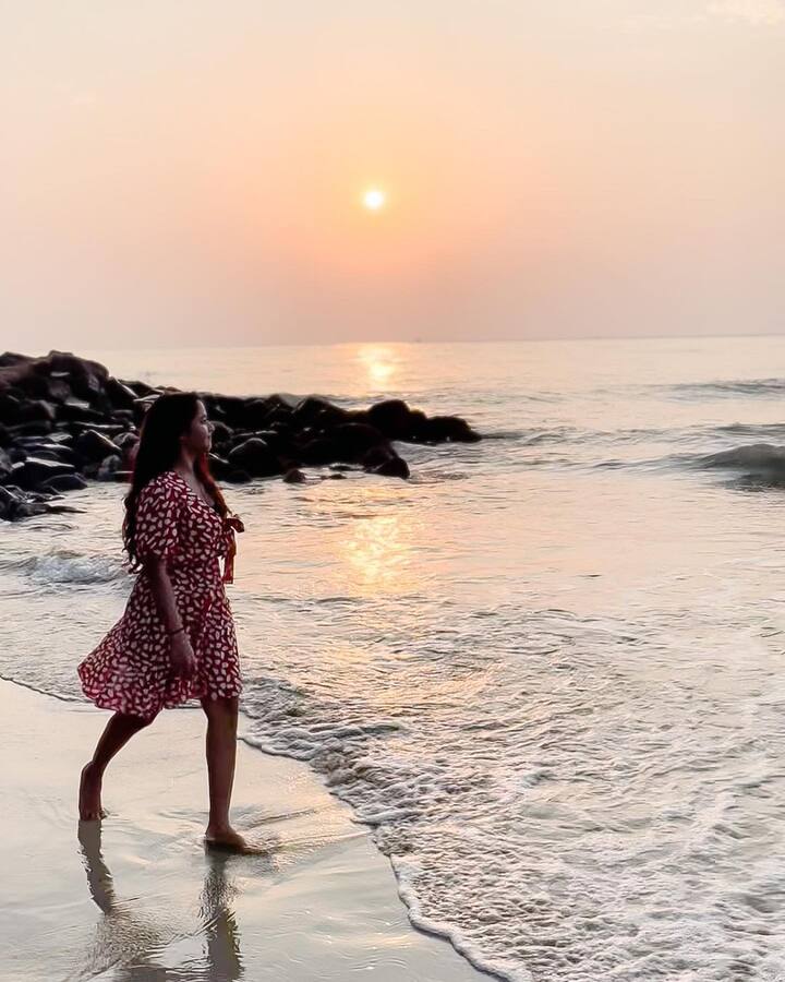 ఆ ఫోటోలను అభిమానుల కోసం ఇన్ స్టాలో పోస్టు చేసింది. -Image credit: Deepthi Sunaina/Instagram