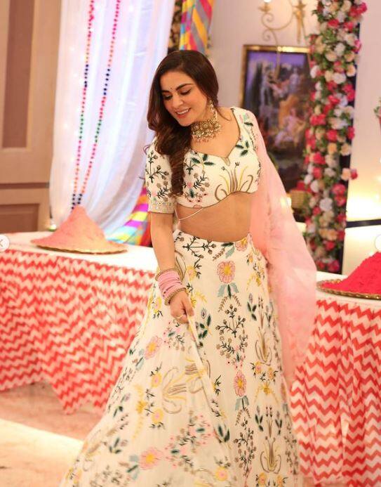ਹਮੇਸ਼ਾ ਦੀ ਤਰ੍ਹਾਂ ਇਨ੍ਹਾਂ ਤਸਵੀਰਾਂ 'ਚ ਵੀ ਸ਼ਰਧਾ ਬਲਾ ਦੀ ਖੂਬਸੂਰਤ ਲੱਗ ਰਹੀ ਹੈ। ਉਨ੍ਹਾਂ ਦਾ ਹਰ ਐਕਟ ਫੈਨਜ਼ ਦੇ ਦਿਲਾਂ ਨੂੰ ਕੀਲਣ ਲਈ ਕਾਫੀ ਹੈ।