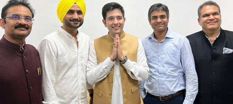 Viral Video: AAP's Raghav Chadha walked the ramp like a hero, everyone was watching at Lakme Fashion Week AAPને પંજાબમાં જીતાડનારા આ નેતાએ ઈન્ટરનેશલ ફેશન શોમાં મોડલની જેમ કર્યું રેમ્પ વોક, જુઓ વીડિયો