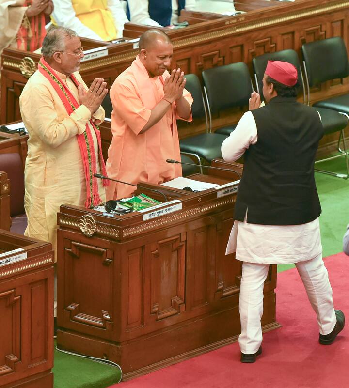 यूपी चुनाव के बाद ये पहला मौका था जब दोनों नेता आमने-सामने थे. नीचे की स्लाइड में देखें इस मौकी की कुछ खास तस्वीरें. (फोटो- PTI)