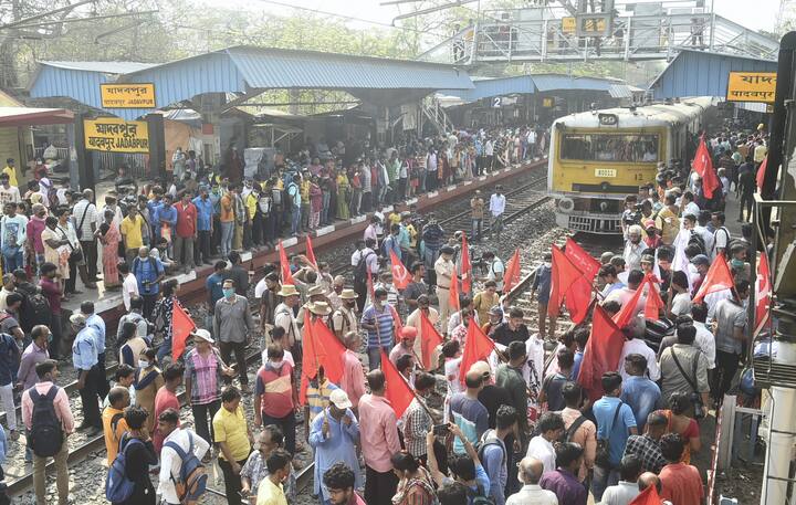 যাদবপুর স্টেশনে প্রায় ২০ মিনিট রেল অবরোধ করেন ধর্মঘটীরা। যাদবপুর বিশ্ববিদ্যালয়ের ৪ নম্বর গেটের সামনেও চলে অবরোধ। তাতে সামিল হন বিশ্ববিদ্যালয়ের পড়ুয়াদের একাংশ।