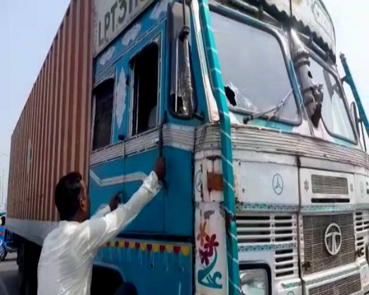 টায়ার জ্বালিয়ে চলল বিক্ষোভ হয় একাধিক জায়গায়। চলে পুলিশি ধরপাকড়ও।  সরকারি কর্মচারীদের কাজে যোগ দেওয়া নিয়ে আগেই নির্দেশিকা দিয়েছিল নবান্ন।