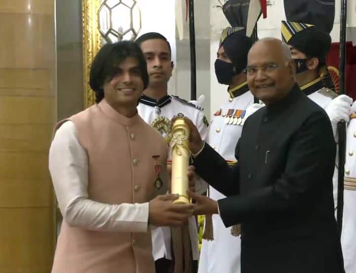 Tokyo Olympic Gold medallist Neeraj Chopra receives Padma Shri award ટોક્યો ઓલિમ્પિકમાં ગોલ્ડ મેડલ જીતનાર નિરજ ચોપરાને રાષ્ટ્રપતિના હાથે મળ્યો પદ્મશ્રી
