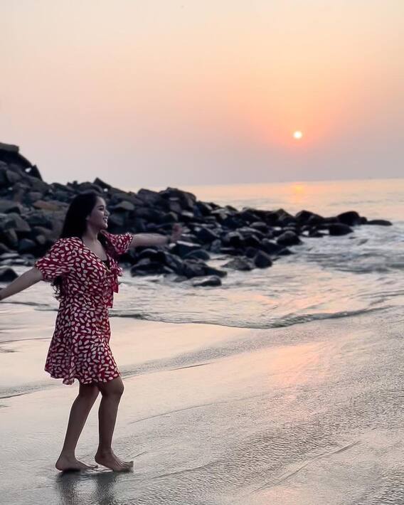 Deepthi Sunaina: కోచి బీచ్‌లో దీప్తి సునయన పరుగులు, షన్నూ చూశాడా?