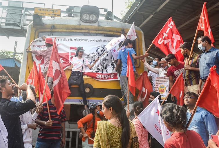 Bharat bandh train don't stop after seeing protesters in track one heavily injured in accident know in details Bharat Bandh : অবরোধকারীদের দেখেও ছুটে এল ট্রেন! হুমড়ি খেয়ে রেললাইনে পড়লেন বনধ সমর্থকরা, কপালজোরে প্রাণরক্ষা