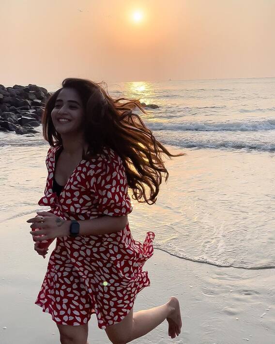 Deepthi Sunaina: కోచి బీచ్‌లో దీప్తి సునయన పరుగులు, షన్నూ చూశాడా?