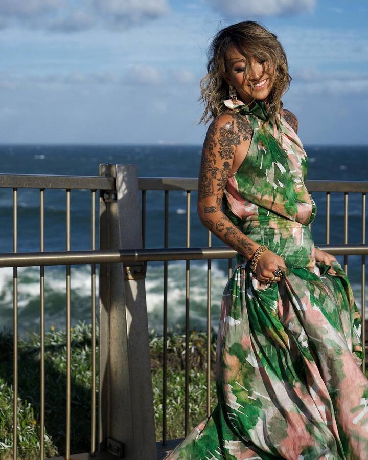 काही लोकांना असा छंद असतो की, ते सतत वेगवेगळ्या लोकांना भेटतात आणि त्यांच्याशी ओळख वाढवतात. पण, काही लोक तर याबाबतीत रेकॉर्डचं तोडतात. असाच रेकॉर्ड एका महिलेनेही मोडलाय. हेलन चिक (Helen Chik) या घटस्फोटित महिलेने सांगितले की, तिने 21 दिवसांत तब्बल 15 लोकांना डेट केले आहे.(photo:helenchikx/ig)