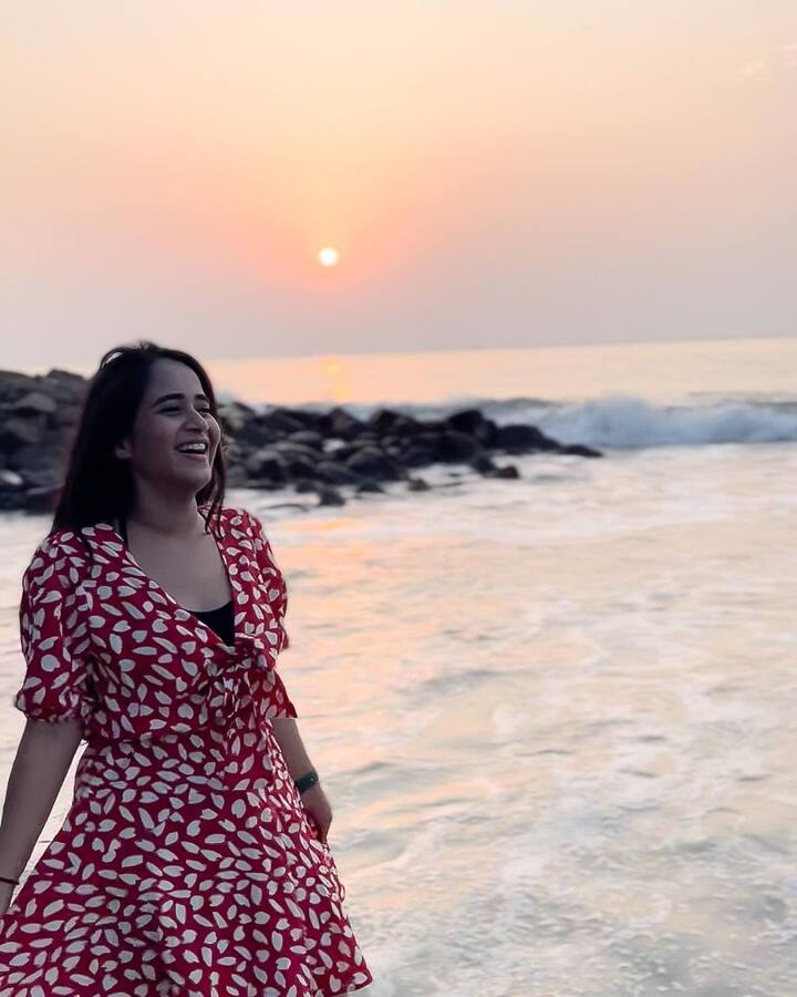 దీప్తి సునయన ఫోటోలు -Image credit: Deepthi Sunaina/Instagram