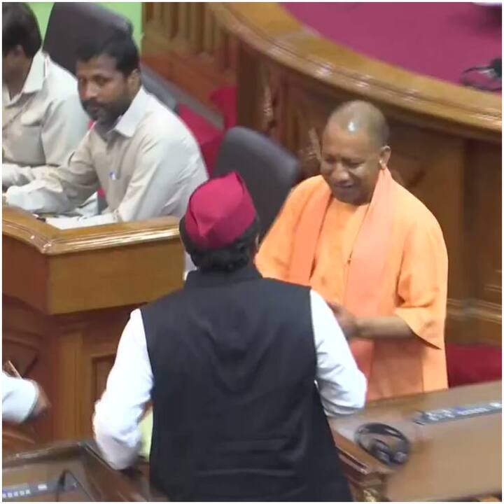 योगी आदित्यनाथ और अखिलेश यादव की पहली मुलाकात का एक वीडियो न्यूज एजेंसी एएनआई की ओर से ट्विटर पर शेयर किया गया है. वीडियो में योगी आदित्यनाथ विधानसभा में आगे की ओर बढ़ते दिखाई देते हैं, वहीं अखिलेश यादव भी खड़े हुए दिखाई देते हैं.