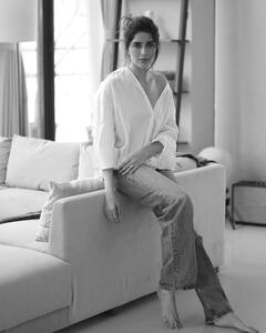 ਆਫ ਸ਼ੋਲਡਰ ਸ਼ਰਟ ਪਾ ਕੇ ਕਰਿਸ਼ਮਾ ਤੰਨਾ ਨੇ ਆਪਣੀ ਸਾਦਗੀ ਨਾਲ ਜਿੱਤਿਆ ਪ੍ਰਸ਼ੰਸਕਾਂ ਦਾ ਦਿਲ, ਵੇਖੋ ਤਾਜ਼ਾ ਤਸਵੀਰਾਂ