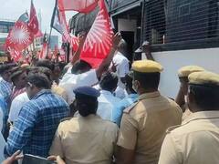 கரூர் : 12 அம்ச கோரிக்கைகளை வலியுறுத்தி சாலை மறியல் போராட்டத்தில் ஈடுபட்ட 500 தொழிற்சங்க கூட்டமைப்பினர் கைது