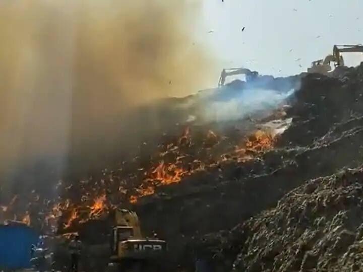 Delhi government seeks report on Ghazipur landfill fire Delhi Police a case registered against unknown people Delhi Fire: गाजीपुर डंपिंग ग्राउंड में लगी भीषण आग पर दिल्ली सरकार ने मांगी रिपोर्ट, आज्ञात लोगों के खिलाफ केस दर्ज