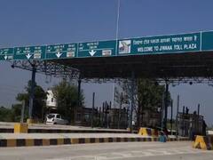 Bagpat: जिवाना टोल प्लाजा पर कर्मचारियों की मनमानी से बढ़ी वाहन चालकों की परेशानी, भाकियू के कार्यकर्ताओं ने किया हंगामा