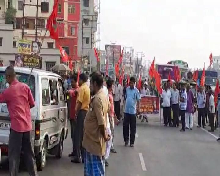 দিঘা যাওয়ার এই রাস্তায় অবরোধের জেরে দাঁড়িয়ে যায় সার সার গাড়ি।  সিপিএমের জেলা সম্পাদক নিরঞ্জন সিহির নেতৃত্বে চলে অবরোধ।