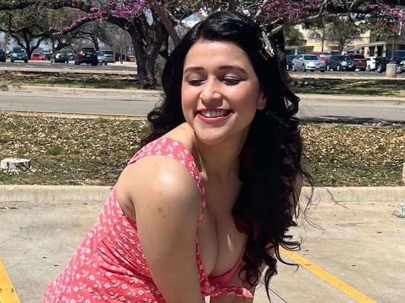 Mannara Chopra Photos: పింక్ డ్రెస్సులో హాట్ హాట్ గా 'తిక్క' పిల్ల Mannara Chopra Photos: పింక్ డ్రెస్సులో హాట్ హాట్ గా 'తిక్క' పిల్ల