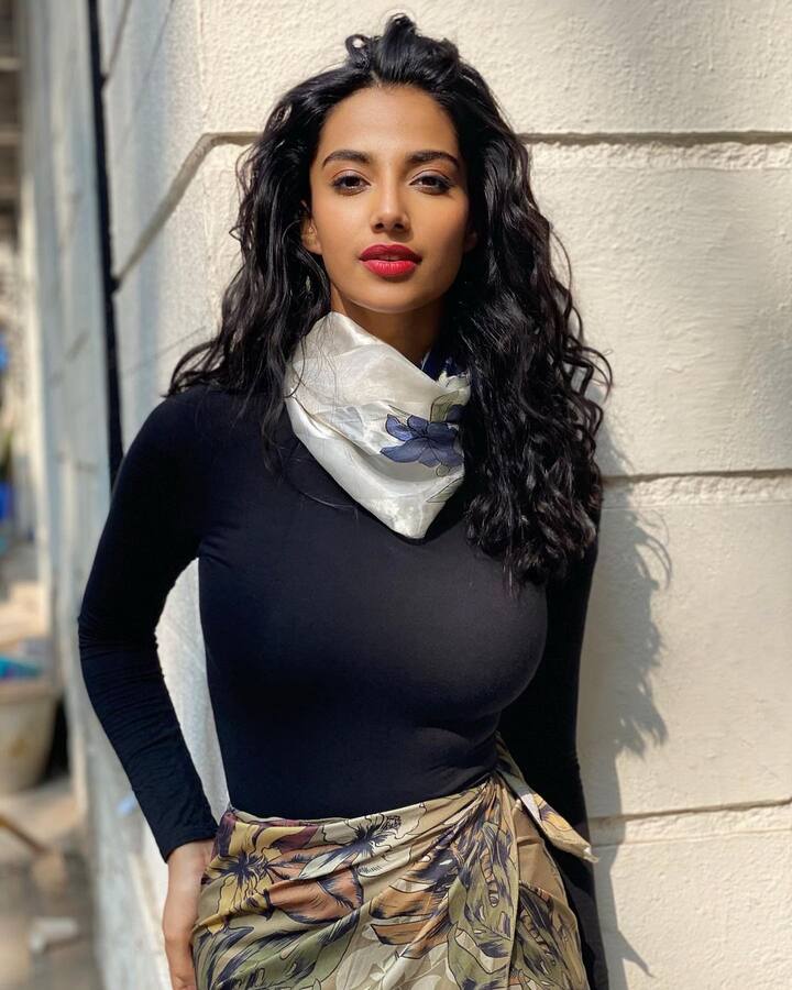 మీనాక్షి చౌదరి అందమైన ఫోటోలు -Image credit: Meenakshi Chaudhary/Instagram
