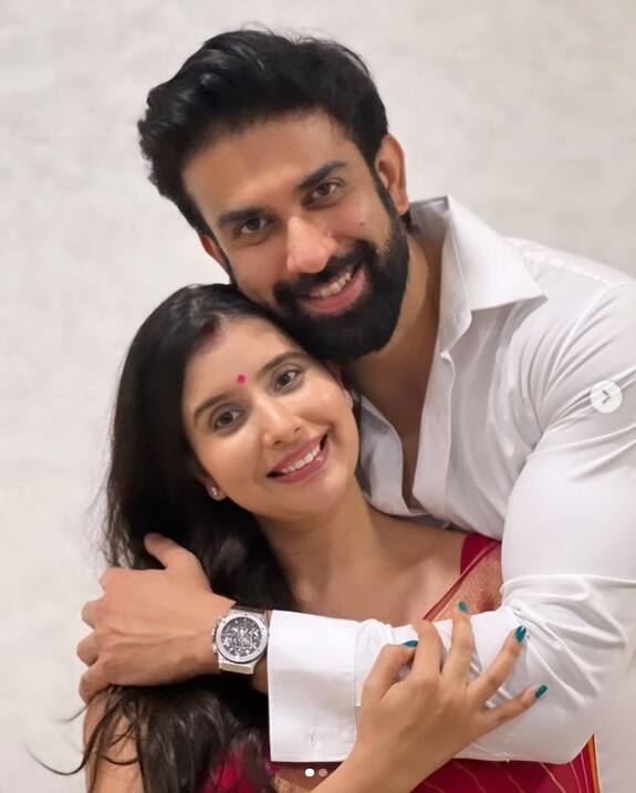 অভিমান কেটেছে, ফের কাছাকাছি এসেছেন তারকা দম্পতি। আর তাই, একরত্তিকে নিয়ে বেরিয়ে পড়লেন তাঁরা। গন্তব্য? ভূস্বর্গ।