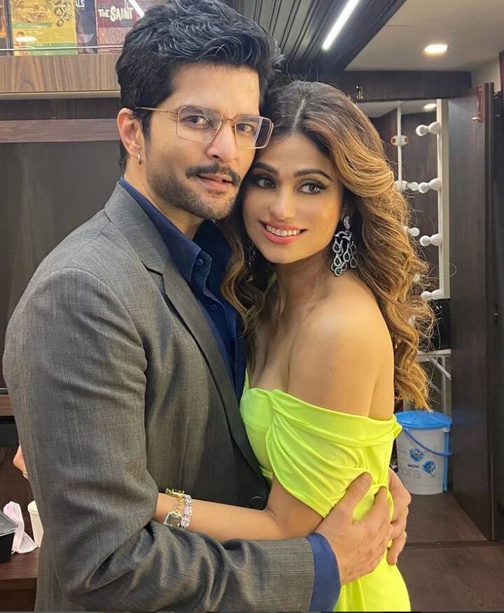 बिग बॉस फेम और बॉलीवुड स्टार्स शमिता शेट्टी इन दिनों काफी सुर्खियों में हैं. दोनों की जोड़ी को लोग खूब पसंद करते हैं.