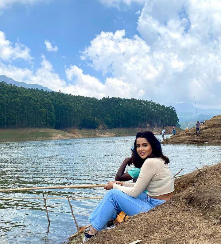 பருவம் சுமந்து வரும் பாவாடை தாமரையே