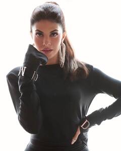 Jacqueline Fernandez : काळ्या गाउनमध्ये जॅकलिनचा हॉट अंदाज; पाहा फोटो!