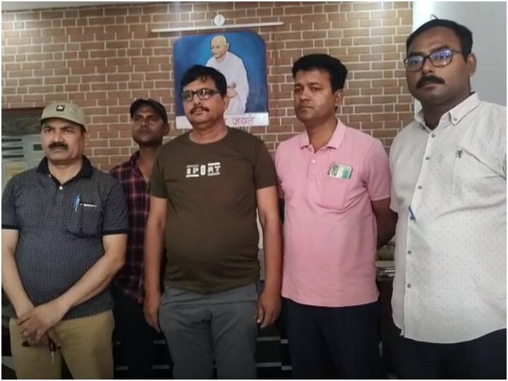 In lieu of removing the name from the officer's case, bribe was sought, anti corruption team arrested red handed in uniform ANN Varanasi News: केस से नाम हटाने की एवज में रिश्वत मांग रहा था दारोगा, एंटी करप्शन टीम ने रंगे हाथों दबोचा