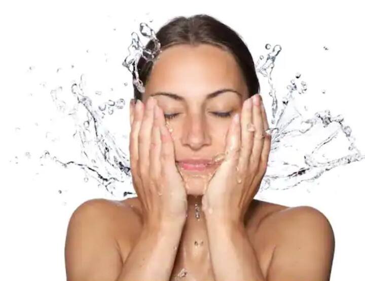 ਸੇਬ ਦੇ ਪੇਸਟ ਦੇ ਨਾਲ ਅਨਾਰ ਦੇ ਰਸ ਨਾਲ ਚਿਹਰੇ ਦੀ ਮਾਲਿਸ਼ ਕਰਨ ਨਾਲ ਚਮੜੀ ਨੂੰ ਐਂਟੀਆਕਸੀਡੈਂਟ ਅਤੇ ਐਂਟੀਏਜਿੰਗ ਗੁਣ ਮਿਲਦੇ ਹਨ, ਜੋ ਚਮੜੀ ਨੂੰ ਤਾਜ਼ਗੀ ਦੇਣ ਵਿੱਚ ਮਦਦ ਕਰਦੇ ਹਨ।