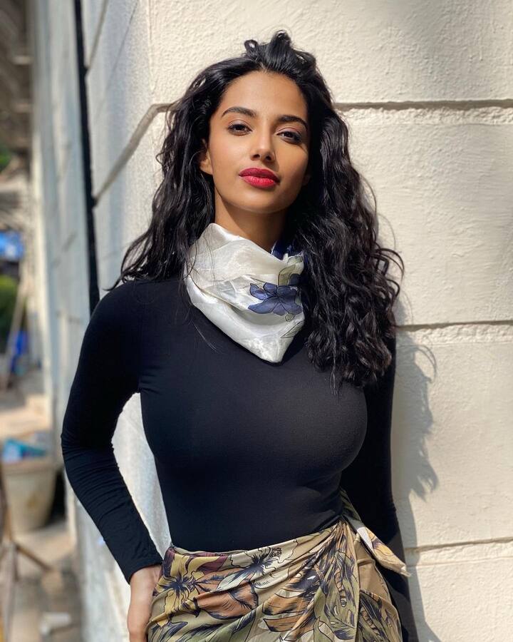 మీనాక్షి చౌదరి అందమైన ఫోటోలు -Image credit: Meenakshi Chaudhary/Instagram