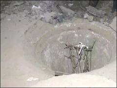 दिल्ली में बड़ा हादसा, गहरे सीवर में गिरे 3 लोग, बचाने गया रिक्शेवाला भी फंसा