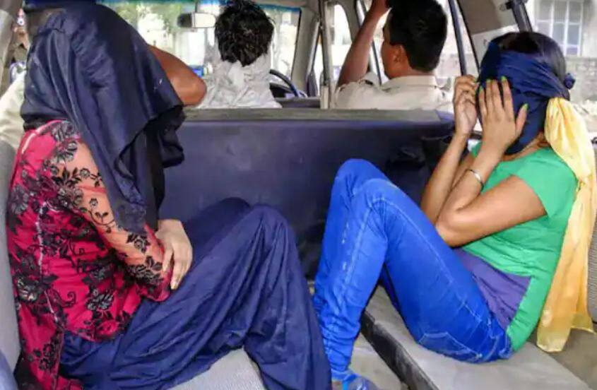 Delhi: IGI police busted high profile prostitution racket check in details Crime News: વોટ્સએપથી ચાલતું હતું હાઈપ્રોફાઈલ સેક્સ રેકેટ, પોલીસને જોતાં જ...