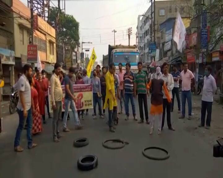 উত্তর ২৪ পরগনার বারাসাতের কলোনি মোড়ে ৩৪ নম্বর জাতীয় সড়ক আজ সকাল ৭টা নাগাদ অবরোধ করেন বাম কর্মী সমর্থকরা।