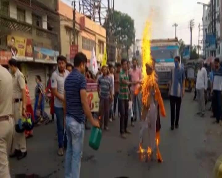 কুশপুত্তলিকা দাহ করে প্রতিবাদ জানানো হয়। রাস্তা অবরোধ করেন বাম কর্মী সমর্থকরা।