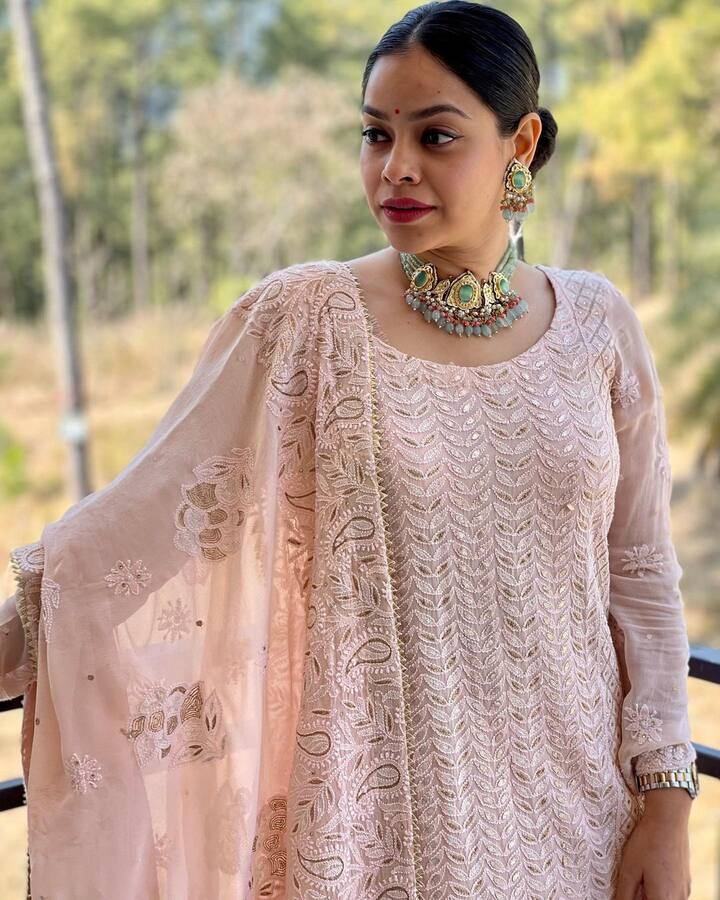 वहीं सिर्फ सुमोना ही नही हैं जिन्होंने इस कॉमेडी शो को छोड़ा हो. बल्कि इससे पहले कई कलाकार इसे अलविदा कह चुके हैं. (फोटो – सोशल मीडिया)