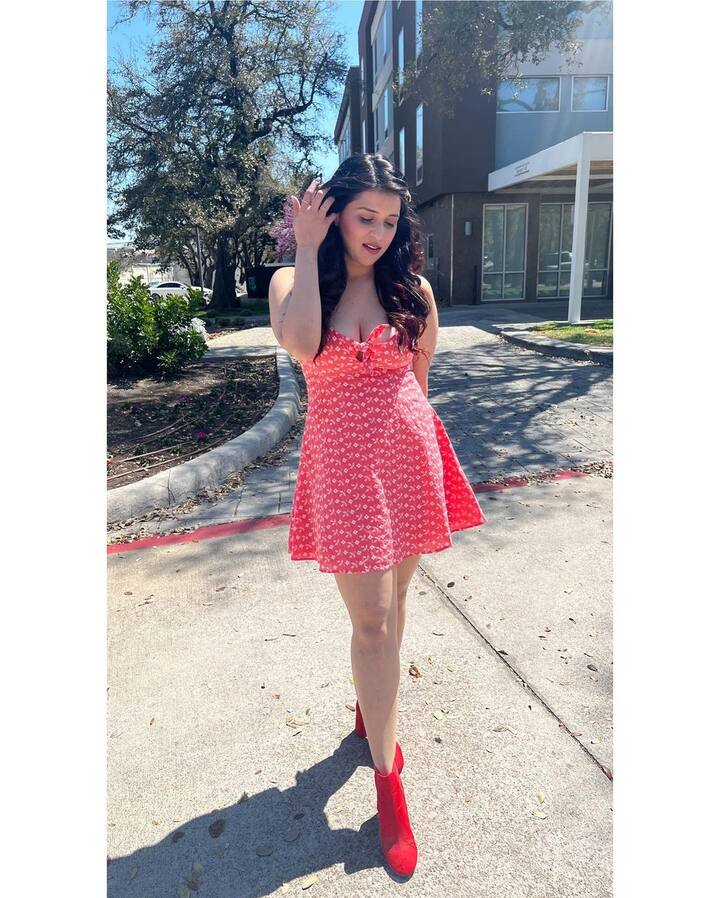 2014లో తెలుగులో విడుదలైన 'ప్రేమ గీమ జాన్తా నయ్' సినిమా ద్వారా ఇండస్ట్రీలో అడుగుపెట్టిన మన్నారా చోప్రా... తెలుగు, తమిళం, హిందీ సినిమాల్లో నటించింది. ప్రియాంక చోప్రా కు బంధువు ఈమె.