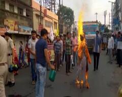 Bharat Bandh for 2 days : ধর্মঘটের দ্বিতীয় দিনেও দিকে দিকে লাল ঝাণ্ডা আর স্লোগান, অবরোধ জেলায় জেলায়