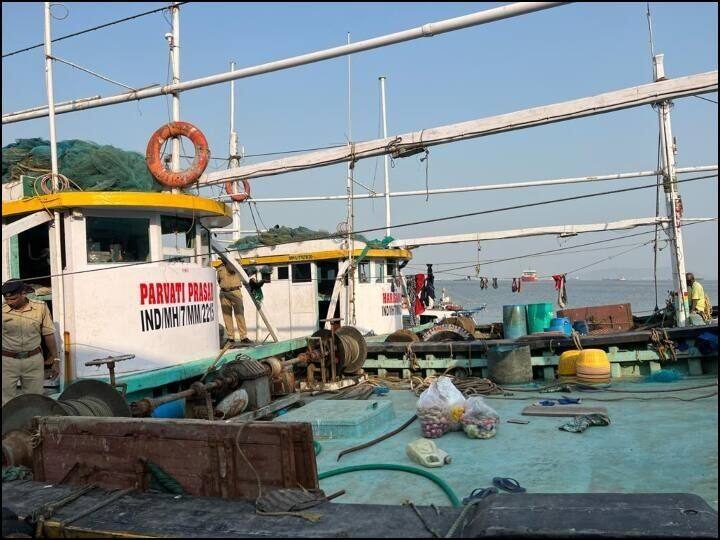 mumbai-police-found-more-than-10-thousands-litre-of-diesel-from-sea-boat-two-arrested गुजरातहून बोटीतून मुंबईत होत होती डिझेलची तस्करी, मुंबई पोलिसांनी केला पर्दाफाश