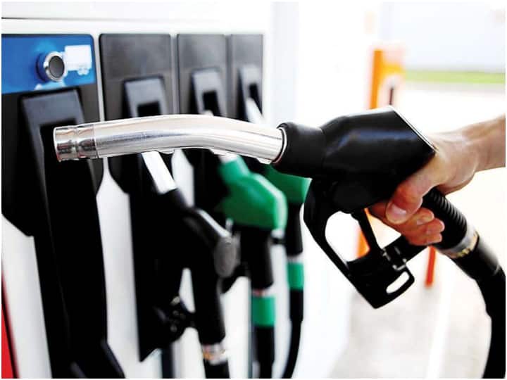 Maharashtra Petrol-Diesel Price Today mumbai pune nagpur nashik amravati petrol diesel price today 4 april 2022 Maharashtra Petrol-Diesel Price : महंगाई डायन खाए... महाराष्ट्रात 'या' जिल्ह्यात पेट्रोल 120 रुपयांवर, इतर शहरांतील दर काय?