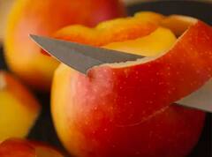 ਸੇਬ ਖਾਣ ਤੋਂ ਇਲਾਵਾ ਇਸ ਨੂੰ ਲਗਾਉਣ ਨਾਲ ਵੀ ਚਮਕੇਗੀ ਚਮੜੀ, ਘਰ 'ਚ ਹੀ ਬਣਾਓ ਇਸ ਤਰ੍ਹਾਂ ਫੇਸ ਪੈਕ