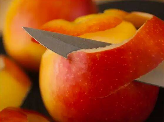 ਖਾਣ ਤੋਂ ਇਲਾਵਾ ਤੁਸੀਂ ਸੇਬ ਦੇ ਬਣੇ ਫੇਸ ਪੈਕ ਨੂੰ ਚਿਹਰੇ 'ਤੇ ਲਗਾ ਸਕਦੇ ਹੋ। ਸੇਬ ਤੋਂ ਫੇਸ ਪੈਕ ਬਣਾਉਣਾ ਕਾਫੀ ਆਸਾਨ ਹੈ।