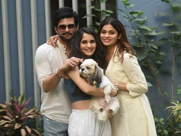 फोटोज़  को देखकर लग रहा है कि चारों के एक दूसरे के साथ काफी कम्फर्टेबल हैं.