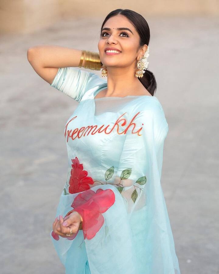 ప్రస్తుతం ఈ బ్యూటీ కొన్ని సినిమాల్లో క్యారెక్టర్ ఆర్టిస్ట్ గా కనిపించనుంది. (Photo Courtesy: Sreemukhi Instagram)