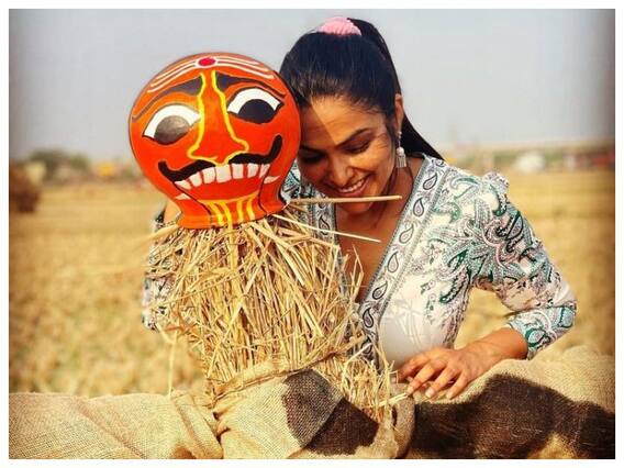 Divi Vadthya: దిష్టిబొమ్మతో దివి పోజులు, మైండ్ పోగొడుతున్నావ్ అంటూ కామెంట్స్ Divi Vadthya: దిష్టిబొమ్మతో దివి పోజులు, మైండ్ పోగొడుతున్నావ్ అంటూ కామెంట్స్