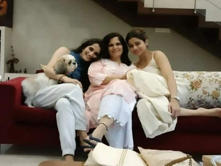 शमिता और राकेश की कुछ फोटोज़ वायरल हो रही हैं जिसमें एक्ट्रेस अपने ब्वॉयफ्रेंड की मां और भांजी ईशा के साथ नज़र आ रही हैं.