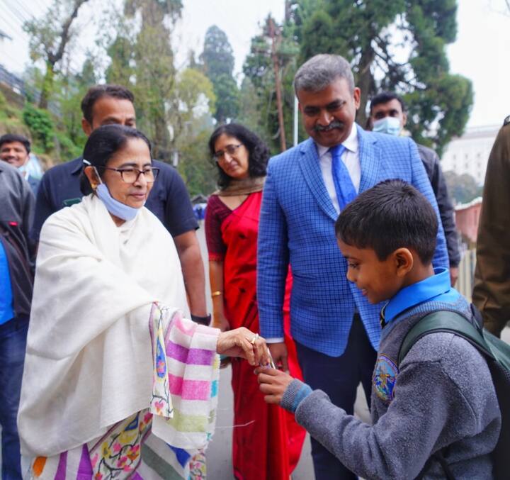 রাস্তায় মুখ্যমন্ত্রীর মুখোমুখি হন মালদা মেডিক্যাল কলেজ হাসপাতালের কয়েকজন ছাত্রী। তাঁদের আব্দারে সেলফিও তুললেন মমতা বন্দ্যোপাধ্যায়। বেলা ১২টা নাগাদ ফিরে আসেন রিচমন্ড হিলে।